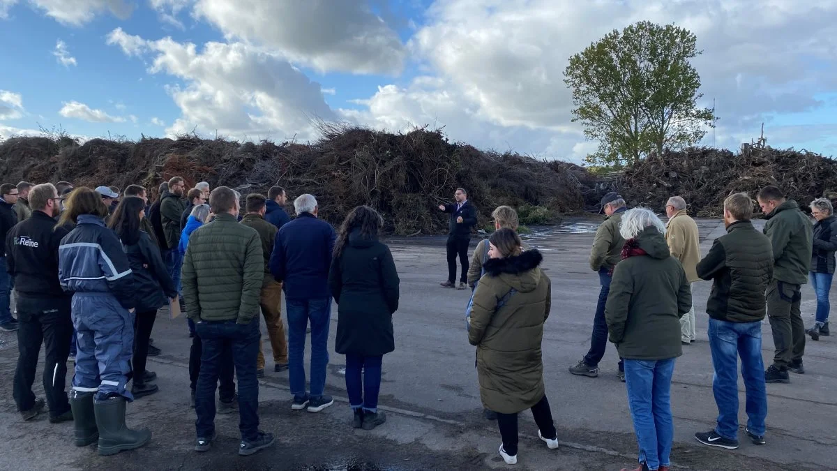 Martin Johansen, direktør for Klintholm I/S fortalte de henved 50 deltagere om virksomhedens håndtering og kompostering af blandt andet have- og parkaffald.