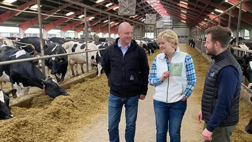 Eva Kjer Hansen, (V), fik et indblik i den grønne omstilling forleden ved besøget hos mælkeproducent Jan David ved Bylderup-Bov.