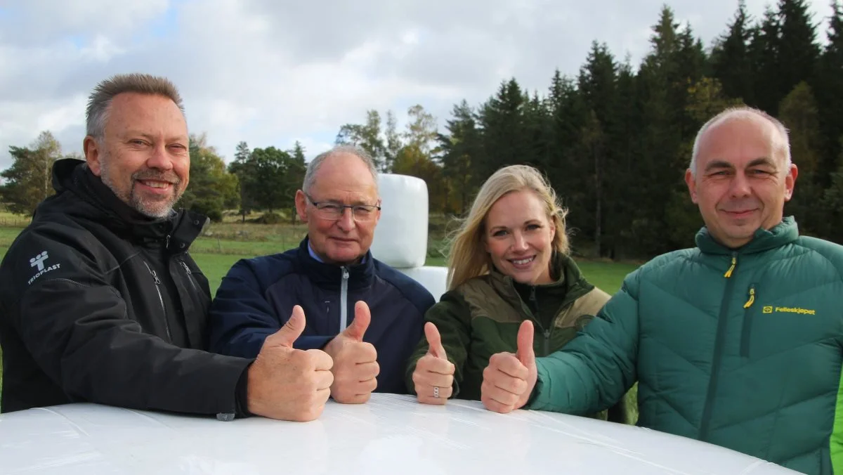 Et nyt nordiske samarbejde om at genanvende plast i landbruget skal reducere afhængigheden af fossile råstoffer. Fra venstre Göran Ericson fra den svenske virksomhed, Trioworld, Poul Møller, Hornsyld Købmandsgaard, Helena Häggblad, Lantmännen og Jan Håvard, fra Felleskjøbet Agri.