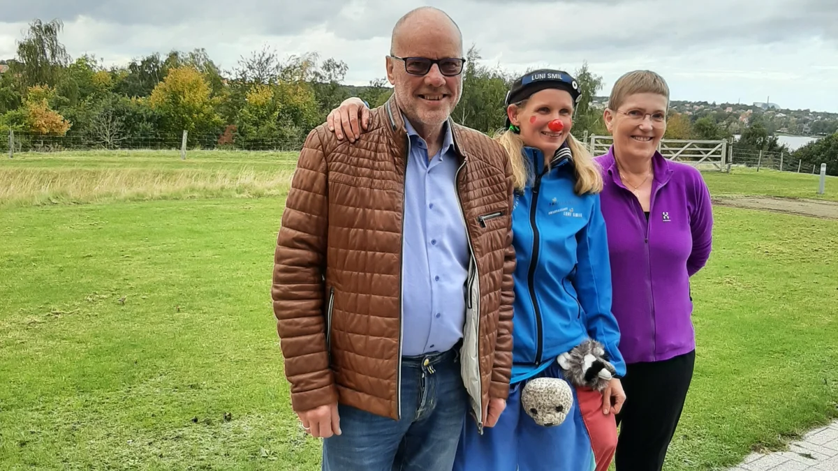 Anders Ahrenfeldt, Luni Smil og Lene Havtorn mødes forleden ved Landboforeningen Midtjylland. Her fik Luni Smil en donation fra landboforeningen. Fotos: Landboforeningen Midtjylland