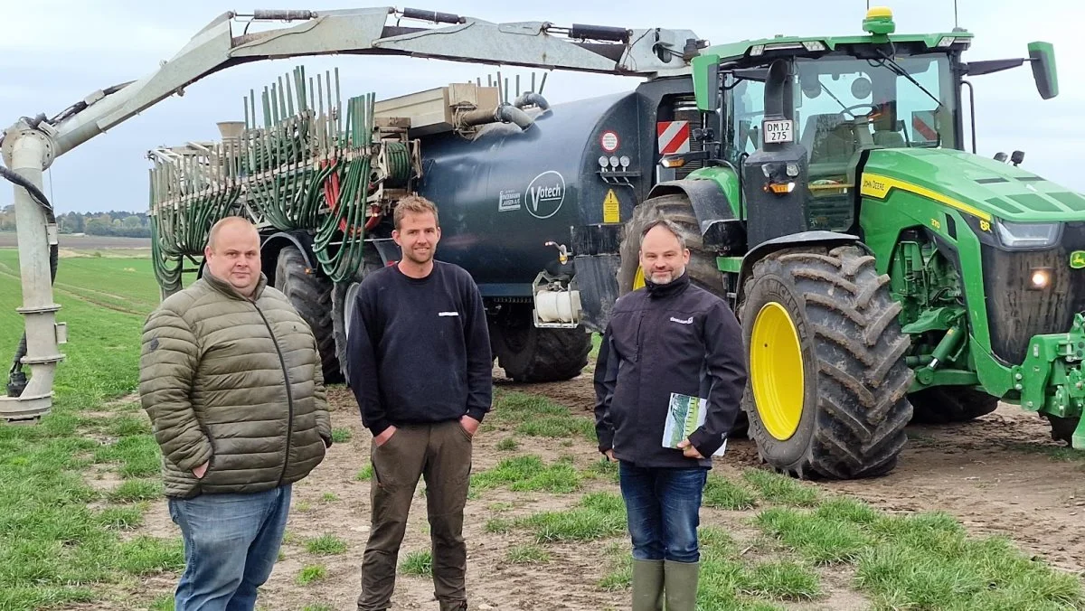 Traktorfører Ulrik Hansen er flankeret af Søren Jacobsen (tv.) fra Ingemann Larsen A/S, der er landsdækkende forhandler af Vogelsang, og salgschef Kristen Yde Pedersen fra Vogelsang. Foto: Jørgen P. Jensen
