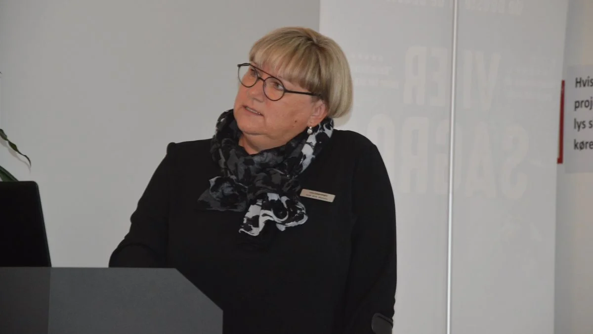 - I har set rigtig mange versioner af, hvordan en faresti til en løs so skal se ud. Hvad er fordampningen fra den på lugt og på ammoniak? Der er ingen, der ved det. Vi har ikke tallene. Og som det er indtil videre, så siger man, jamen indtil vi har en fornuftig idé om, hvordan den her standardsti ser ud, så laver vi ikke nogen målinger, lød det fra Heidi Birch Wentzlau. Fotos: Camilla Bønløkke