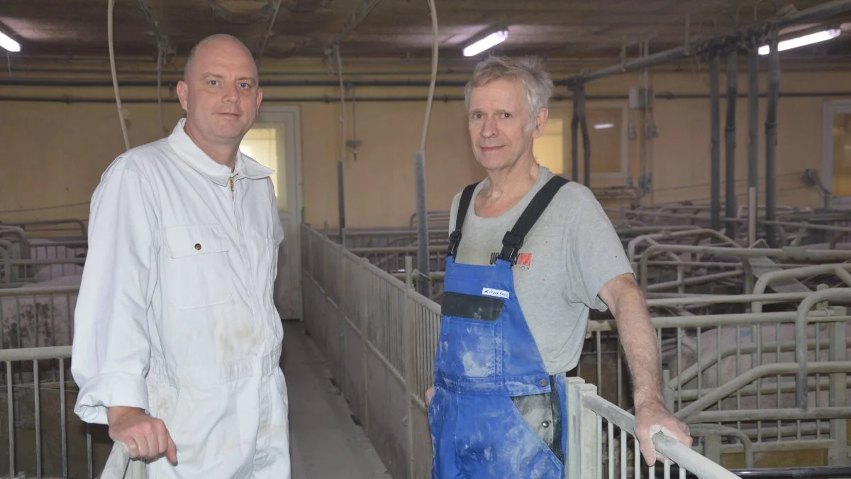 - Bæredygtighed er en god forretning. Jeg mener, at vi bør spille med, lyder det fra Bent Munk, der her ses sammen med direktør hos Nordan AgriCore, Jesper Bering (tv.), der har stået bag forsøget på Tandergård. 