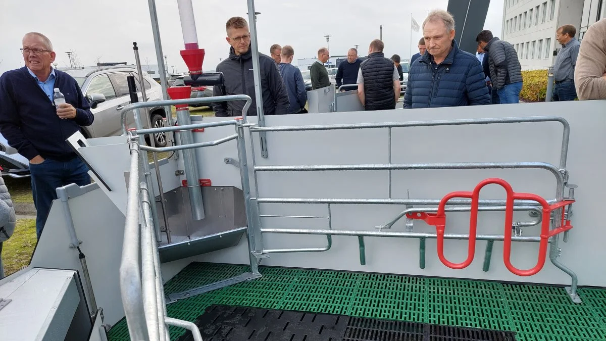 På mødet fik deltagerne viden, tanker og erfaringer fra producenter, firmafolk og fagfolk, ligesom der var mulighed for at se eksempler på farestier ude på parkeringspladsen.