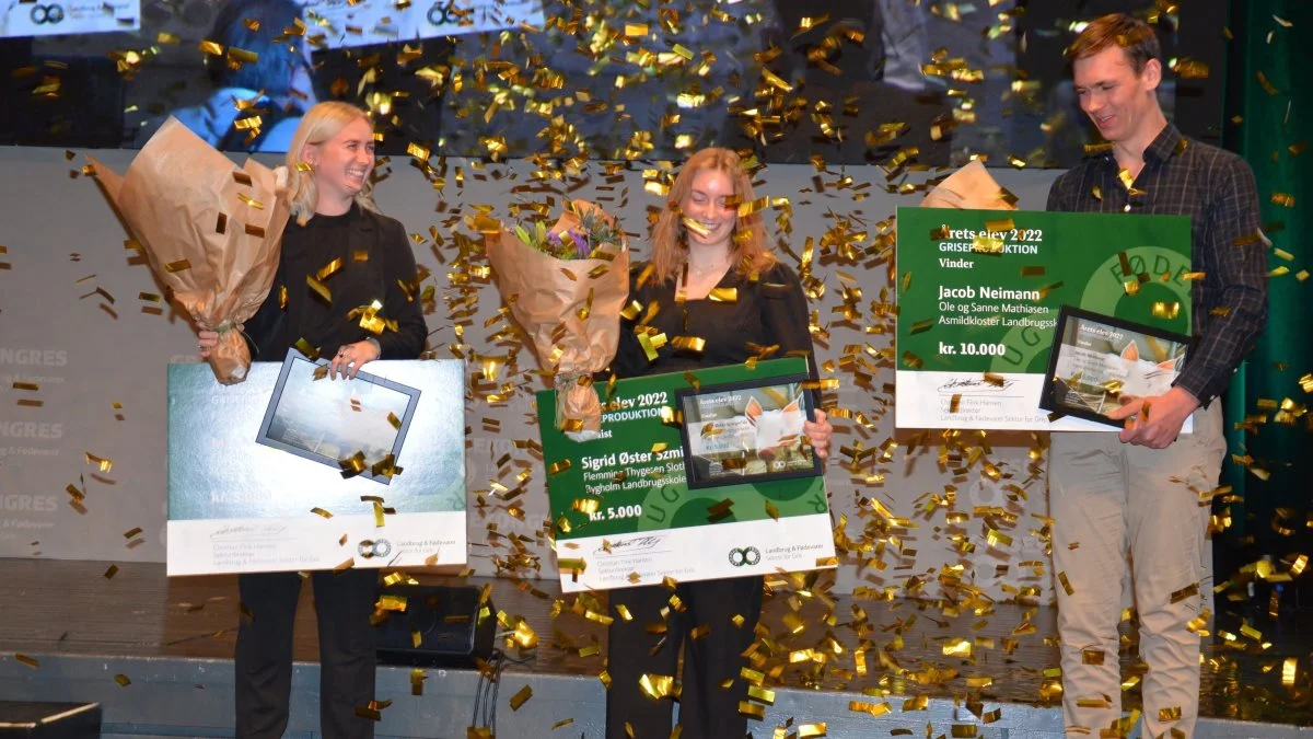 Vinder af prisen Årets elev i griseproduktion 2022 er Jacob Neimann, mens Mia Munch Jacobsen (tv.) og Sigrid Øster Szmigielski også var i finalen i MCH Herning Kongrescenter. Foto: Henriette Lemvig