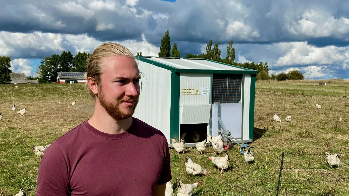 Bart Claessens fra projektet Økobo står her foran projektets mobile hønsehus, hvor hønsene er i gang med at forbedre jorden til gavn for dyr og mennesker. Foto: Arne Lycke