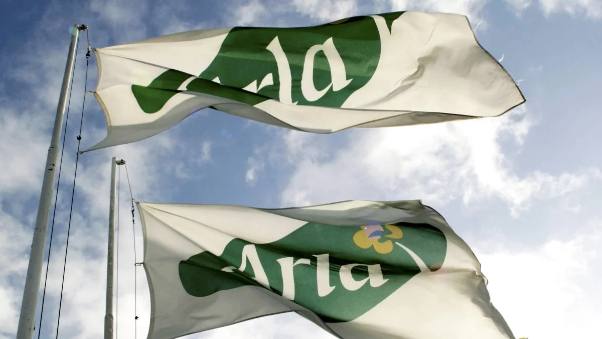 Arla skriver i en kommentar, at råvarepriserne stabiliseres, og at selskabets salgspriser stiger.