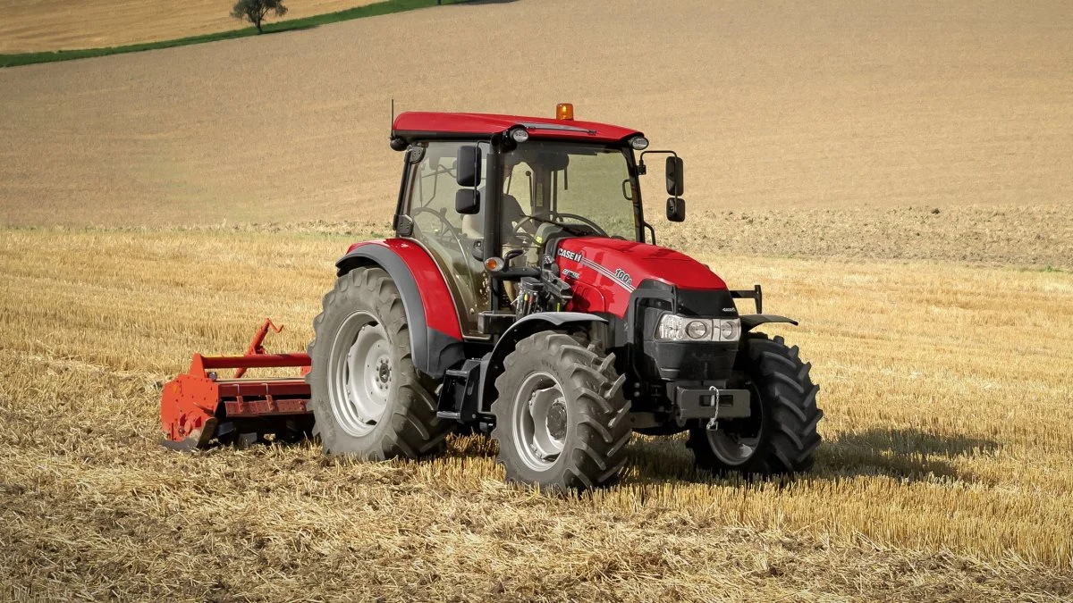 Case IH lancerer to nye Farmall-traktorer 90 A og 100 A. Traktorerne er udstyret med en commonrail-motor på 3,6 liters FPT F5-motor med fire ventiler pr. cylinder og Compact High-eSCR2 efterbehandling, der opfylder stage V-kravene. Traktorerne har 600 timers serviceintervaller og leveres med en brændstoftank på 130 liter og en AdBlue-tank på 14,1 liter. Pressefoto