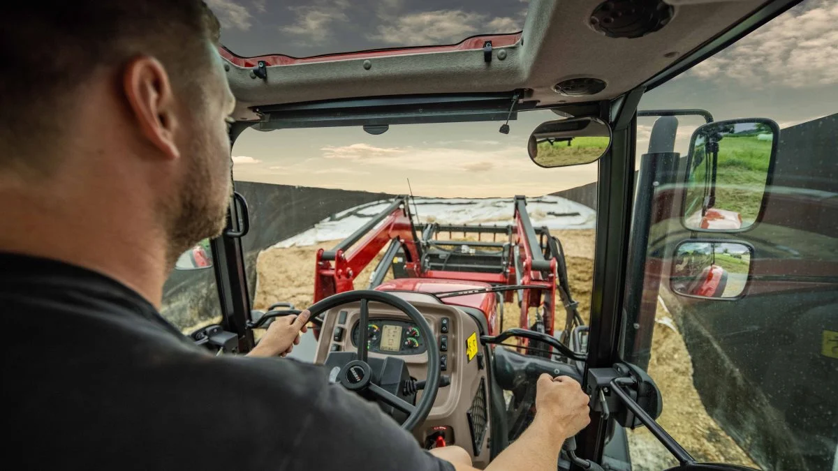 Kabinen i de nye Case IH Farmall A-traktorer har 320 graders glas, der giver et godt udsyn.