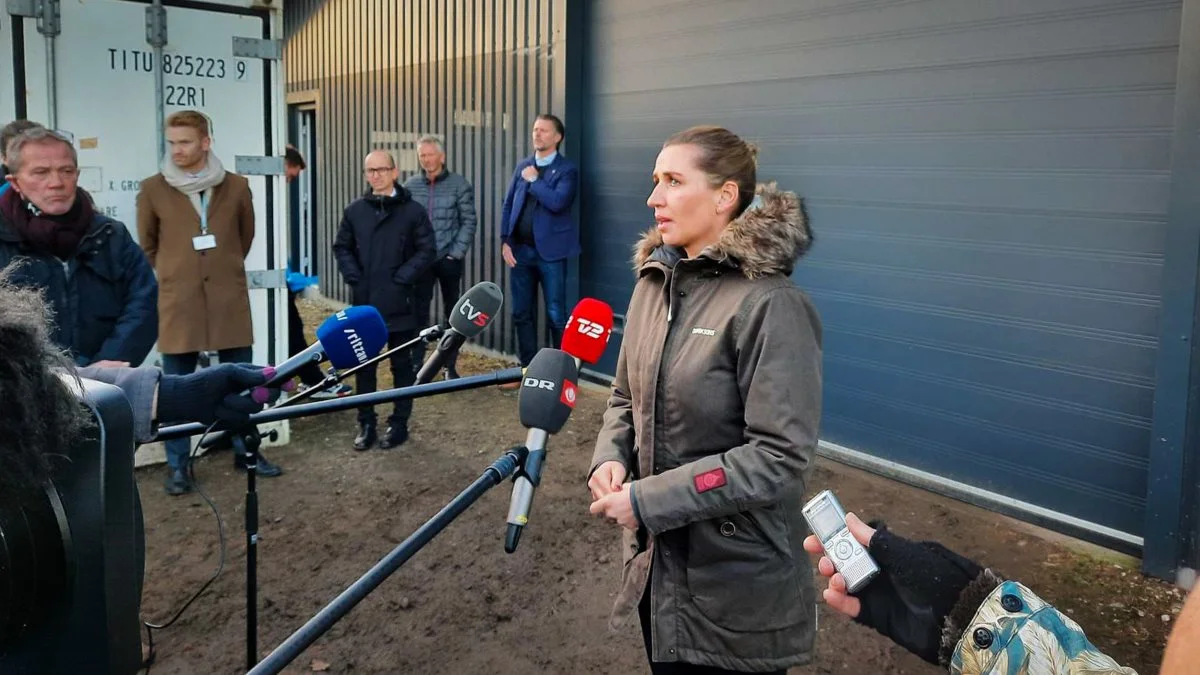 Afhængig af retssagens forløb udelukker Bæredygtigt Landbrug ikke at forfølge sagen hele vejen op i Statsministeriet. Her ses statsminister Mette Frederiksen (S) besøge en tidligere minkavler. Arkivfoto