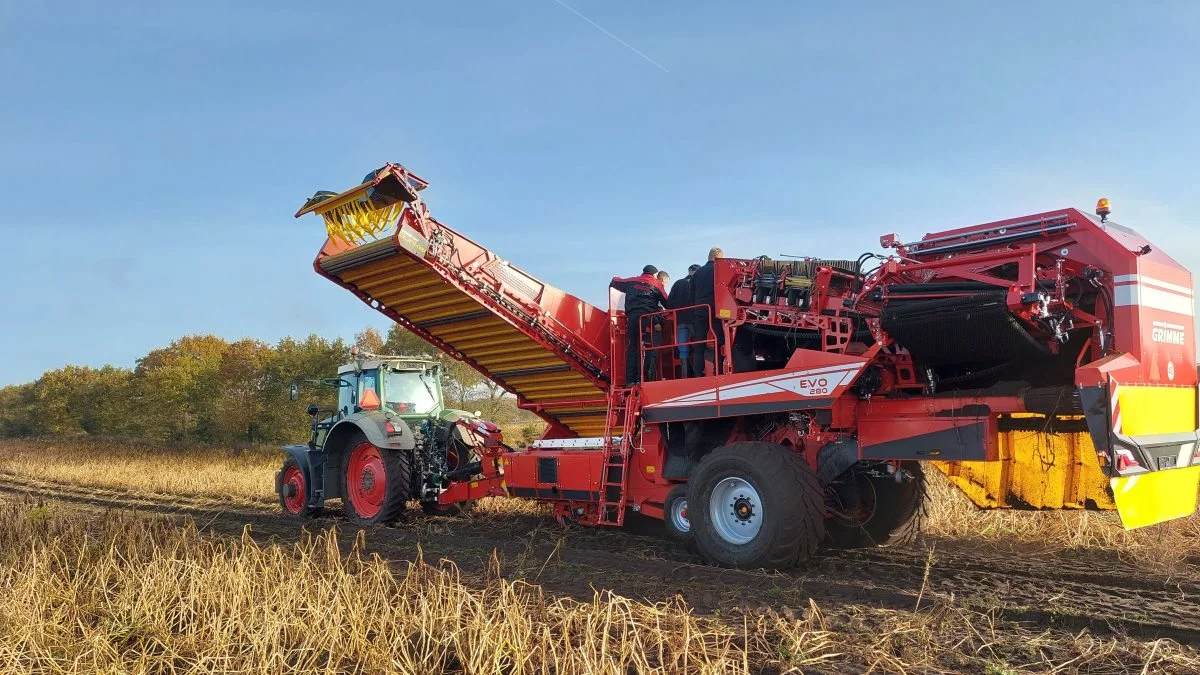 En nordisk premiere på den nye Grimme Evo 280 ClodSep to-rækkede kartoffeloptager kunne opleves i Feldborg. 