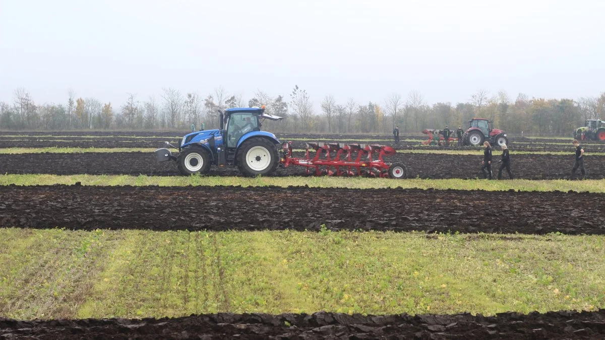 Det blev pløjet på livet løs ved DM i pløjning i Skave udenfor Holstebro. Billedet her er taget fredag under DM i skolepløjning, der blev vundet af Grindsted Landbrugsskole. Foto: Henning K. Andersen