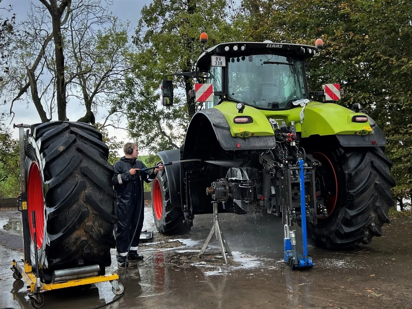 Mens det sidste hektar bliver snittet, er vaskearbejdet i Vogn i gang. Her er Rune Jakobsen i gang med at vaske sin Claas Axion 930 inden vinterpausen. Foto: Kasper Stougård 