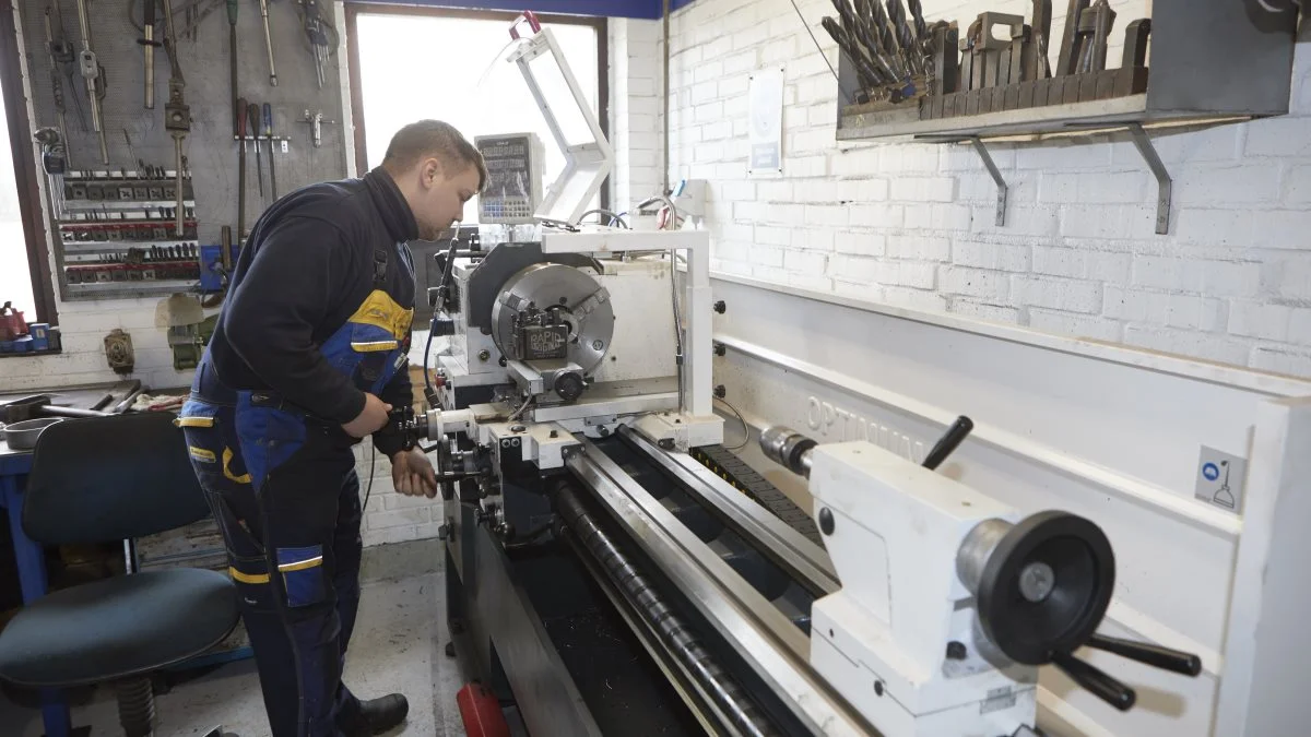 Maskinforretningen i Drengsted er kendt for sine Dre-Ma vandingsmaskiner, hvor produktionen startede i 1976 og ophørte i 2008. På værkstedet, hvor René Wind her ses ved drejebænken, har der siden 2000 været fremstillet gyllepumper og -omrørere, og nu også gylleudstyr til biogasanlæg.