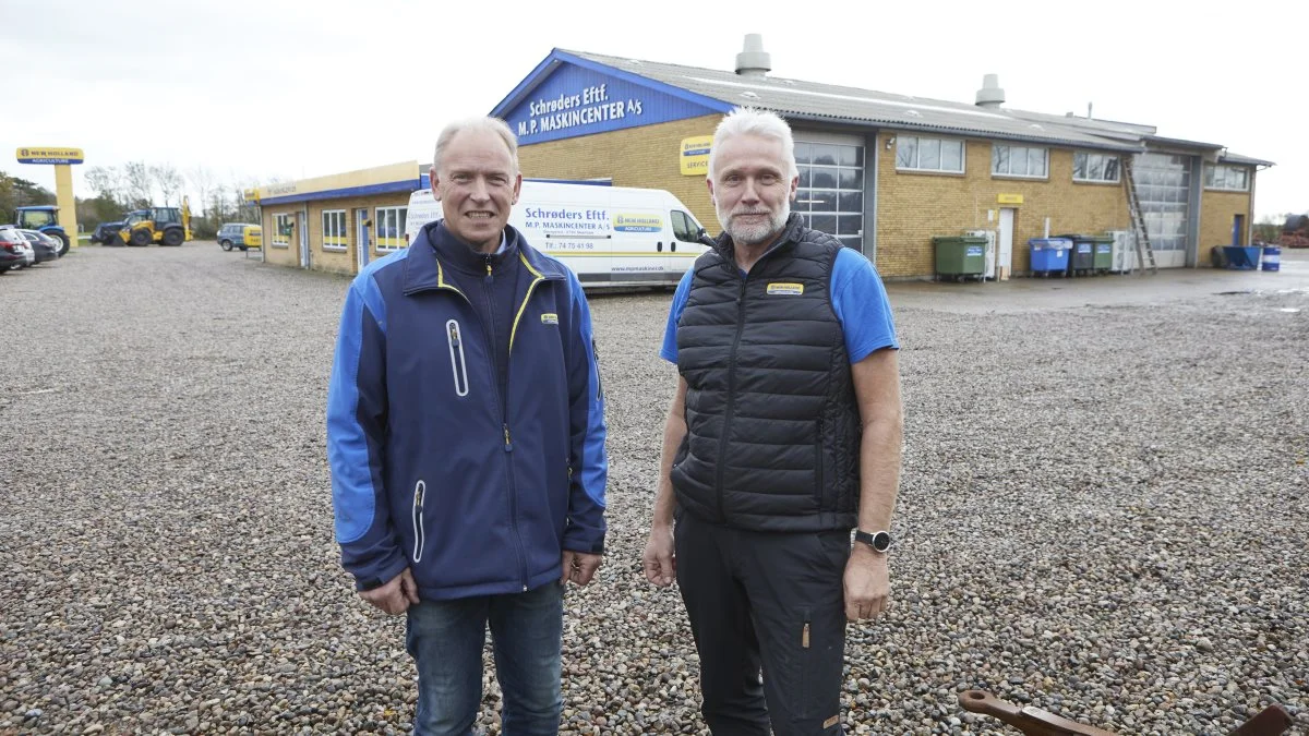 Med placeringen midt i det sydvestjyske kvægområde har indehaver Magne Pagård (tv) og sælger Claus Pedersen både et stort udbud af maskiner til kvægbrug, men også egenproduktion af gyllepumper og gylleomrørere. Foto: Erik Hansen  