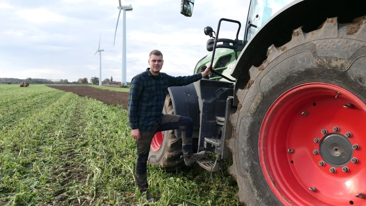 Forårspløjning dur ikke på Vantoregård. Her i slutningen af oktober nedpløjer medarbejder og Troels Frandsens kompagnon omkring bedriftens slagtesvineproduktion, Thomas Ravn, den knuste efterafgrøde. Store hulrum, knolde, hulrum og afpløjninger udjævnes inden vinter, så der på marken efter (forhåbentligt) en smule frost kan forberedes med to harvninger før såning af roerne så tidligt som muligt. 
