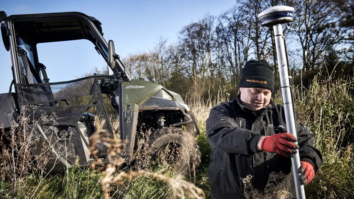 Michael Guldbrandt Pagaard, indehaver af Ilderhede Kloak- og Spuleservice, måler op med GPS-udstyr inden dræning af marken. Foto: Lasse Hyldager