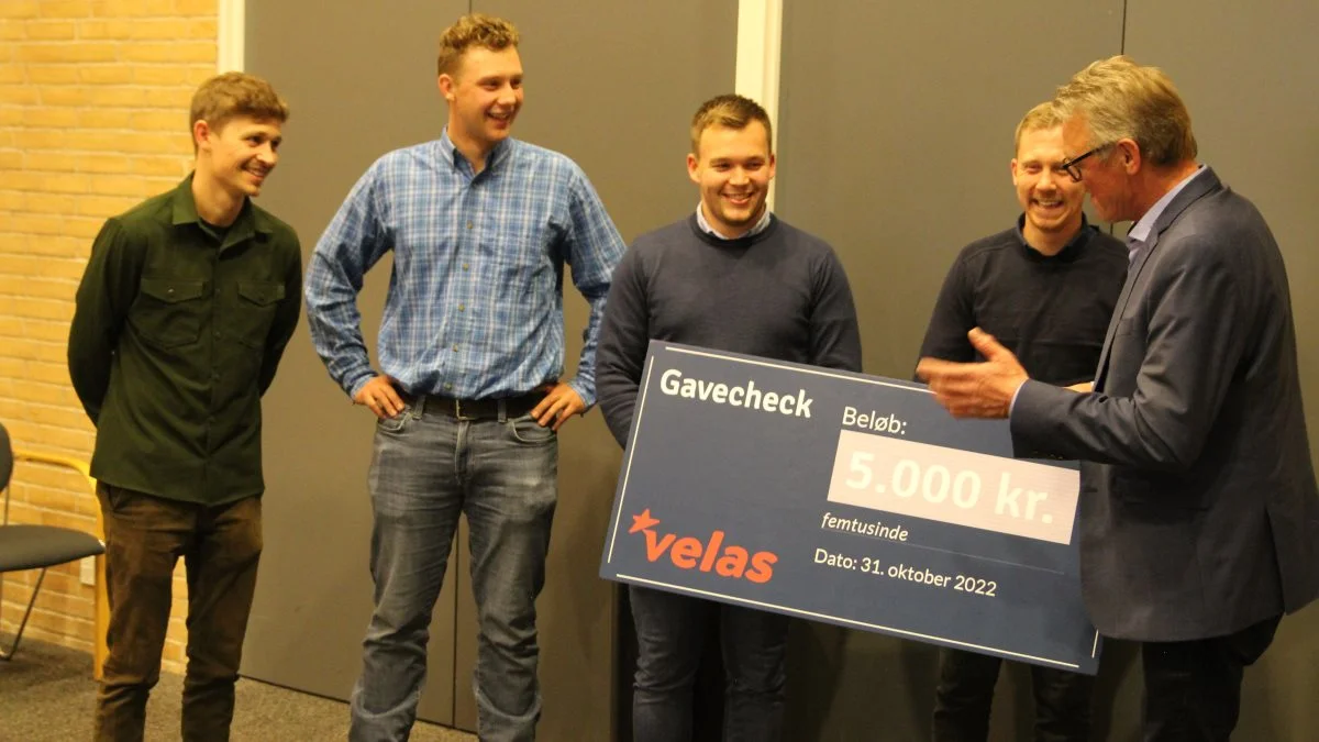 Carl Johan Jacobsen (fra venstre), Mike Brems, Sune Bager Pedersen og Carsten Petersen havde løst opgaven stillet af L&F Centrovice, Velas og LandboUngdom bedst og vandt dermed 5.000 kroner og en studietur til England sponsoreret af L&F Centrovice. Checken overrækkes her af Lars Iversen, der udover at være næstformand i L&F Centrovice også var del af dommerpanelet. Fotos: Henriette Lemvig 