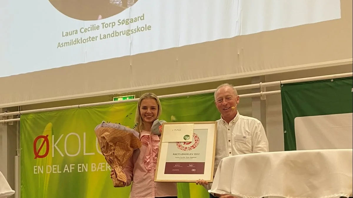 »Årets økoelev« blev Laura Cecilie Torp Søgaard, som fik overrakt prisen af formanden for Økologisektionen, Landbrug & Fødevarer, Hans Erik Jørgensen. Foto: Landbrug & Fødevarer