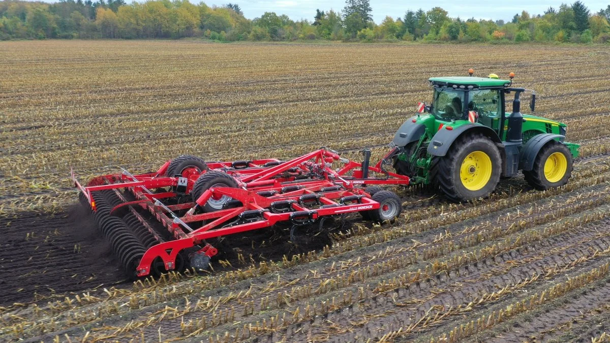 Horsch lancerer nu to nye Fortis AS-tandharverne med en arbejdsbredde på 5,7 og 6,75 meters arbejdsbredde. Fortis AS er kraftig og solid opbygget i rammen med henblik på at imødekomme trækkraften fra stadig større traktorer på op til 600 hk.
