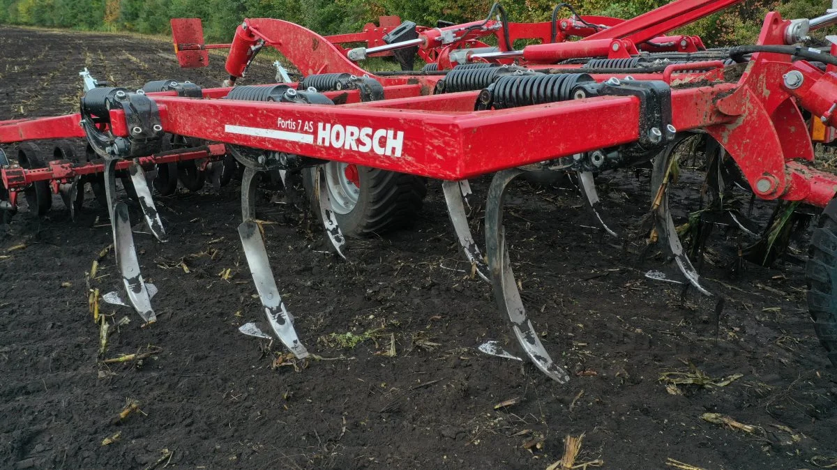 Horsch har kørt test i efteråret i Danmark med deres nye Fortis 7 AS-tandharve. Den primære opgave var at harve øverligt i et falsk såbed i stub. Også en majsstub blev bearbejdet i 10 til 15 cm dybde inden senere såning af rug med en Focus 6 TD-såmaskine. MultiMix hårdmetal skær-spidsen er her monteret og suppleret med to gange 10 cm brede skærvinger.