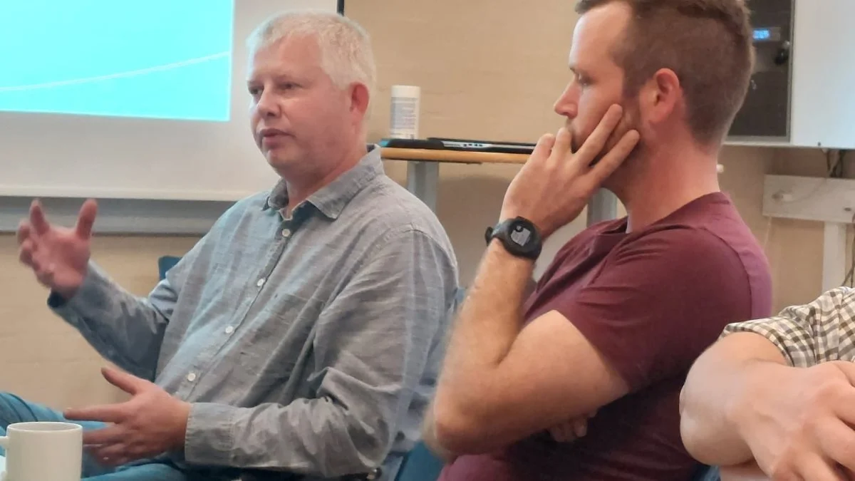 Kommerciel chef hos Fjernvarme Fyn, Morten Brunse (tv) håber mange landmænd vil finde det interessant at dyrke pil til forbrænding. Foto: Henriette Lemvig