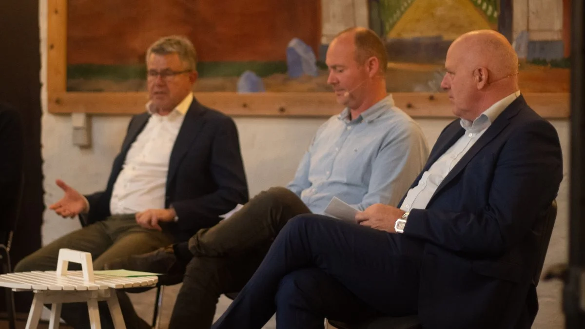 Der kom mange spændende tanker frem ved den paneldebat, der fandt sted ved arrangementet, Konference om grøn bioraffinering på Ausumgaard. Fra venstre ses Vagn Hundebøll, gårdejer Kristian Lundgaard-Karlshøj samt direktør hos Vestjyllands Andel, Steen Bitsch. 