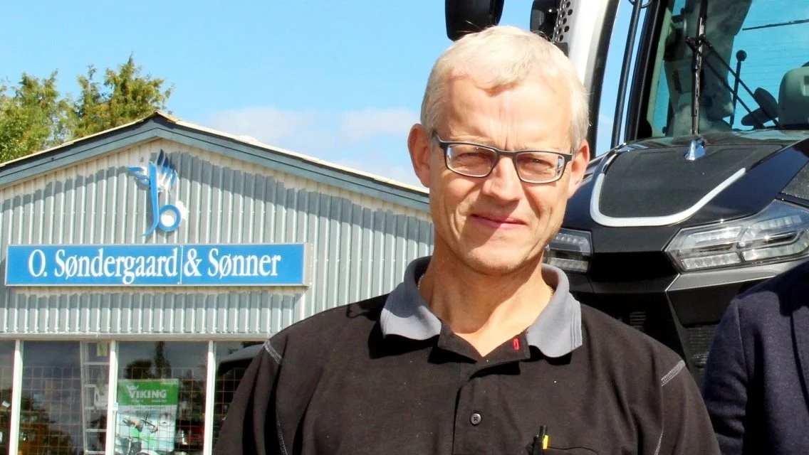 Lars Søndergaard glæder sig til, at Lemkens maskiner er tilbage i forretningen. Pt. er de ramt af manglende levering, som de fleste andre disse tider, men der er både reserve- og sliddele på værkstedet i Nørre Højrup. Foto: Henriette Lemvig