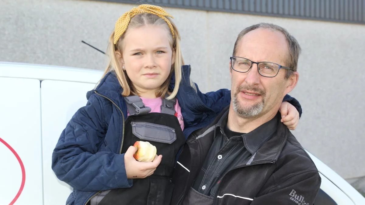 Jesper Koldsø, her med datteren Johanne på 6 år, fra Koldsø Smede- og Maskinservice i Høng er begejstret for den tjekkiske soldrenser, han har fået eksklusiv import af. 
