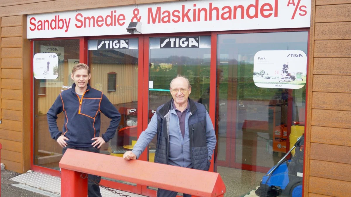 Jan Karlsen (til venstre) og Henning Karlsen er sammen med de øvrige ansatte i Sandby Smedie & Maskinhandel klar til åbent hus lørdag den 19. november. Arkivfoto