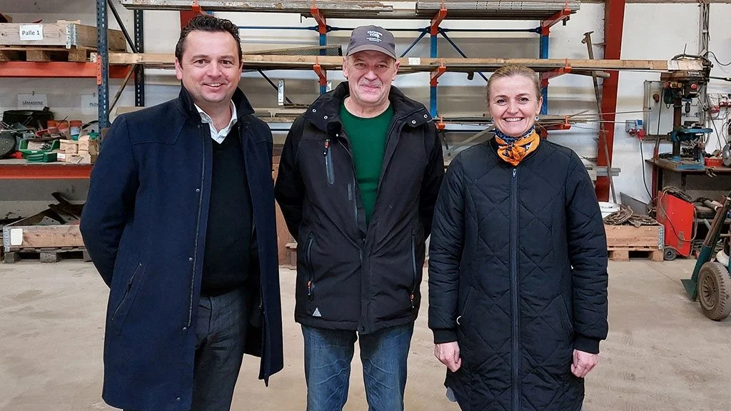 Aftalen blev underskrevet på Ole Larsens gård ved Mesing. Han står her i midten med Skanderborgs borgmester, Frands Fischer, til venstre og Odders borgmester, Lone Jakobi, til højre for sig.