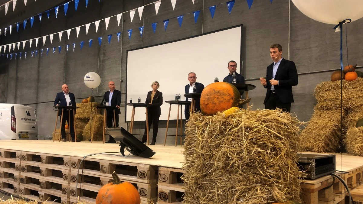 De besøgende kunne høre en paneldebat ved Folkemødet hos Vestjyllands Andel. Her er det formand for LandboUngdom, Niels Skovgaard (længs til højre), der har taget ordet. Foto: Vestjyllands Andel
