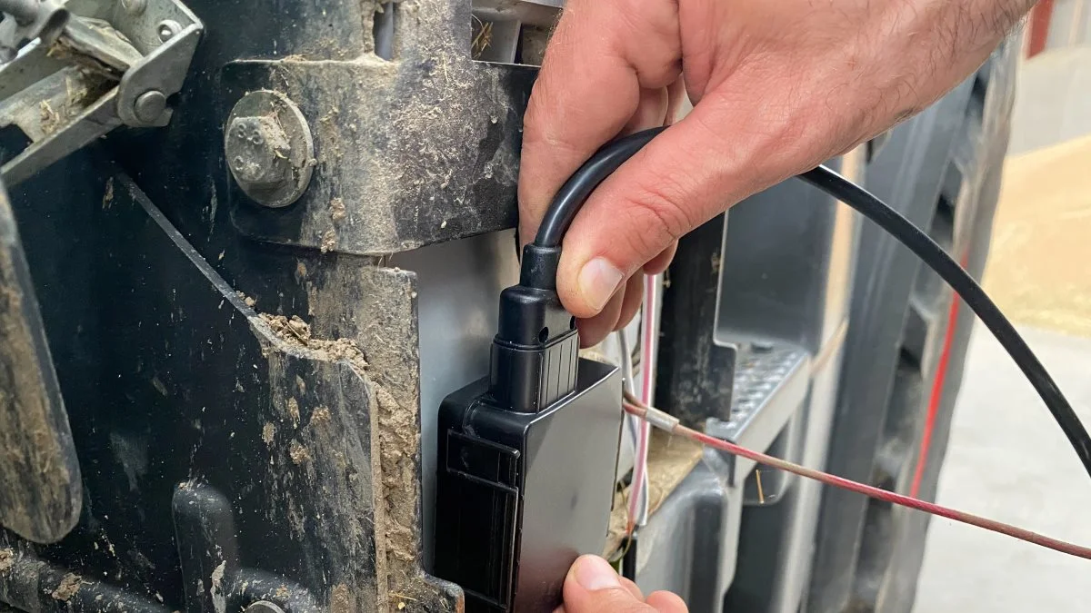 GPS-trackeren, som sender data til brugerens computer monteres nemt på maskinerne med tilkobling til batteriet. Foto: FarmBackup.