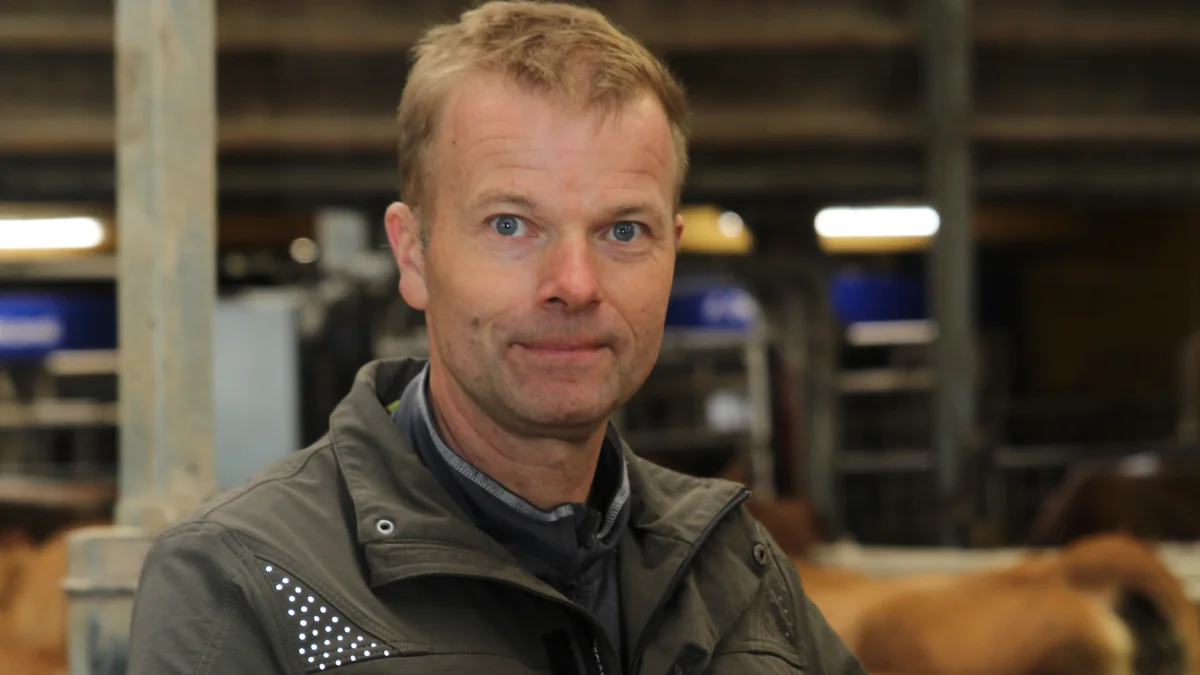 Klaus Jørgensen ser med fornøjelse på, hvordan mange mælkeproducenter har fået likviditet til at opgraderes deres produktionsanlæg. Herunder ham selv, der for ni måneder siden investerede i tre nye malkerobotter.