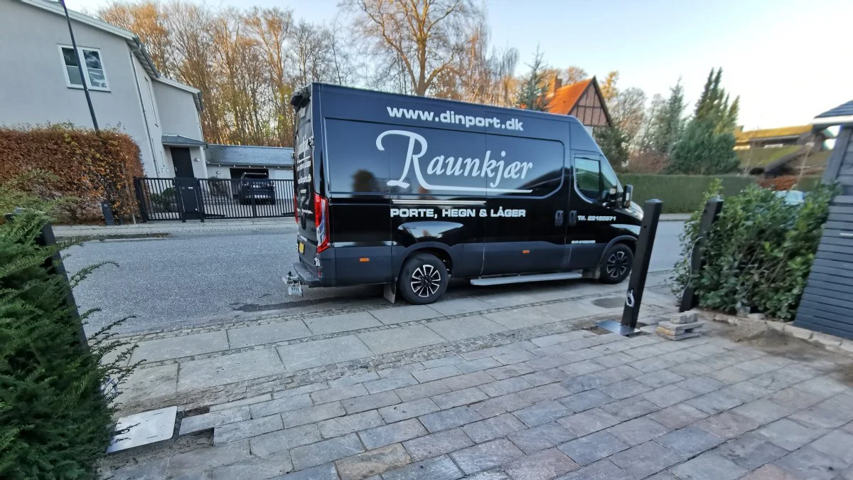 Udover salg og montering hjælper Raunkjær Porte også, når det gælder vedligehold. Og firmaet har kunder både i by og land. Foto: Peter Sonne