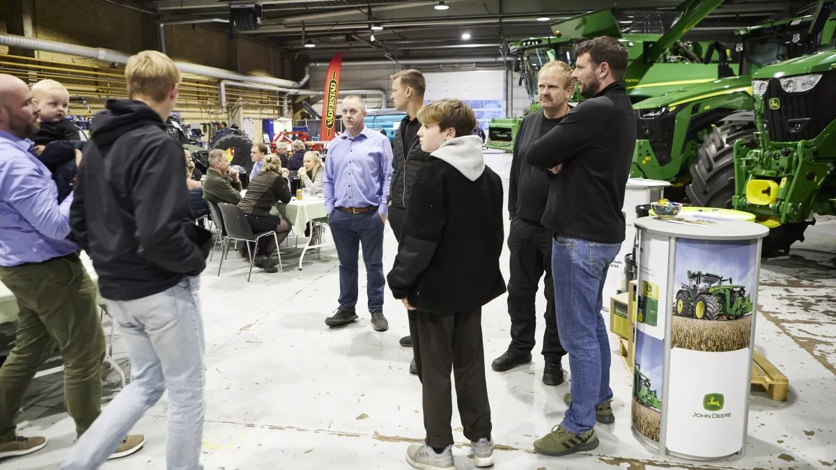 Omkring 750 gæstede åbent hus-arrangementet hos Semler Agro i Odense, skønner salgskonsulent Jonas Christiansen (midt i billedet). Fotos: Erik Hansen