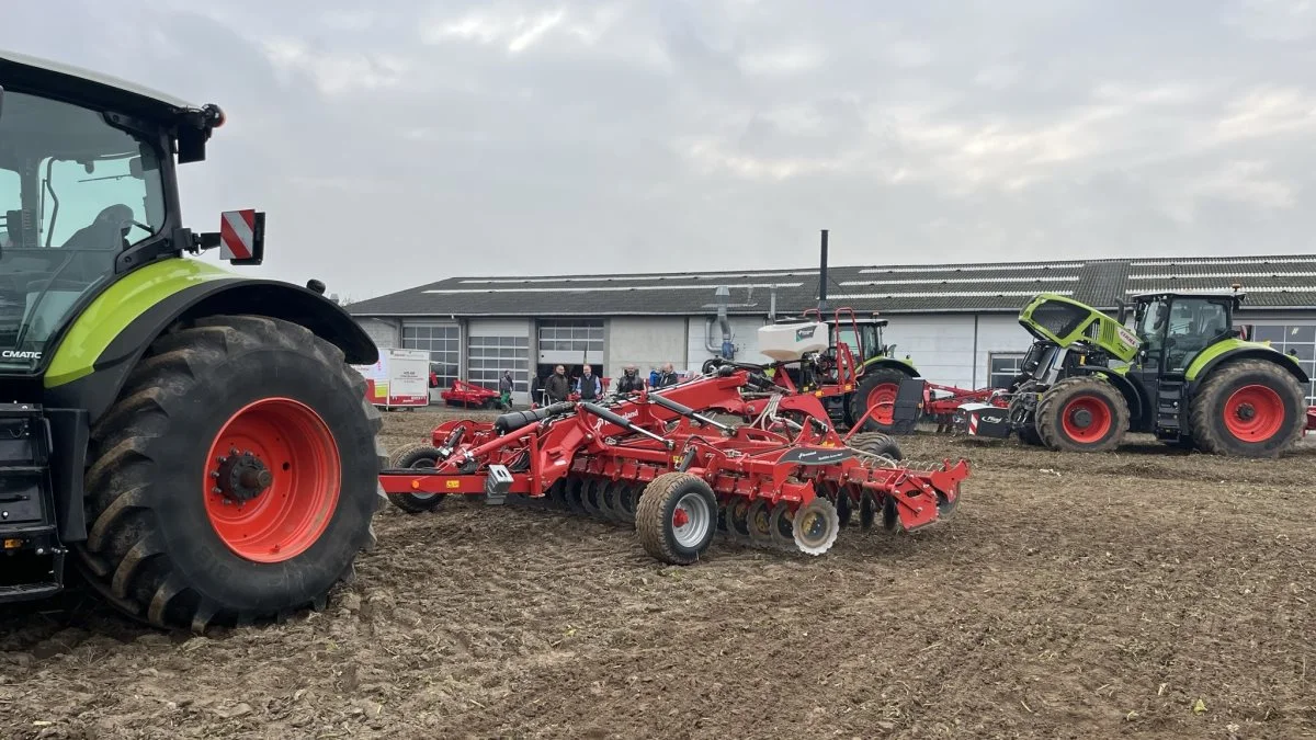 Til demonstrationen var der mulighed for at prøvekøre Claas-traktorer og redskaber fra blandt andet Kverneland. Foto: Røstofte Maskiner