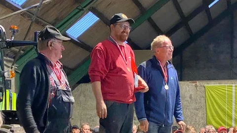 Claus Bech fra Søndersø modtager her sølvmedalje i klassen Veteran bugseret ved DM i pløjning. Fotos: Ingrid Stengård