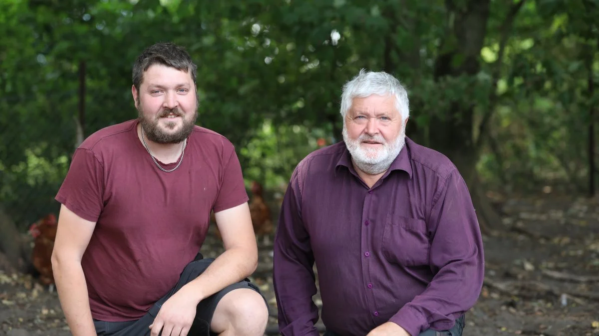 Mads Volmar, (tv), og hans far Jens Volmar, (th), driver en økologisk ægproduktion, og ved siden af dette har de også slagtekalve. Dette af flere praktiske årsager - og så bliver de ikke lagt ned af ekstraarbejde.