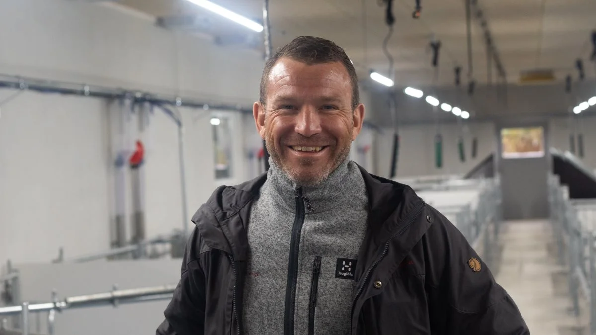 Gårdejer Jonas Würtz, Go Gris, havde det store smil fremme i anledning af, at hans nye stald med særligt fokus på klima, dyrevelfærd og produktionssikkerhed er blevet færdig. Fotos: Henning K. Andersen
