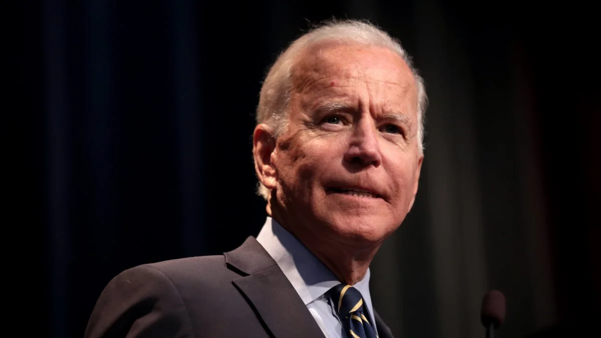 Næsten 40 procent af vælgerne ser prisstigningerne og inflation som det vigtigste emne op til valget, og især præsident Joe Biden har talt for og gennemført store hjælpepakker, der nu ses som en klar hovedårsag til den høje inflation. 