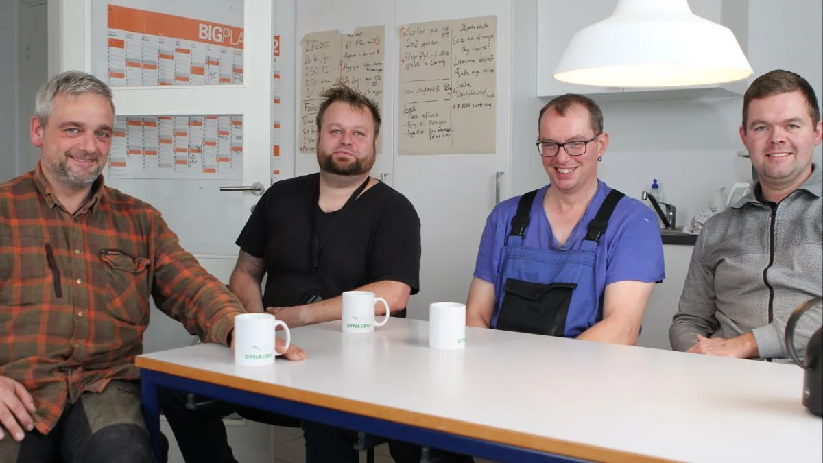 Formiddagskaffe på Nørskov. Flexjobberne Bo Hansen og Peter Grünfeld (nr. 2 og 3 fra venstre) mødes over formiddagskaffen med begge ejere af Dynagro, Jens Pedersen (tv) og Martin Lambert (th). Fotos: Anne Wolfenberg