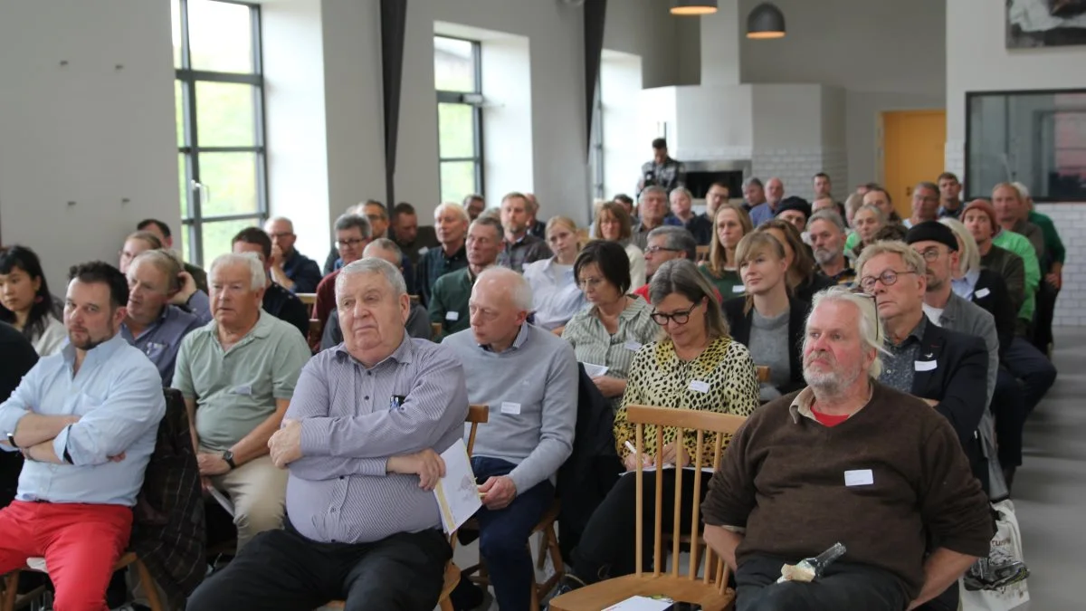 Omkring 80 interesserede lyttede med, da Velas fremlagde deres visioner for et fremtidigt fødevarefællesskab. Fotos: Henriette Lemvig