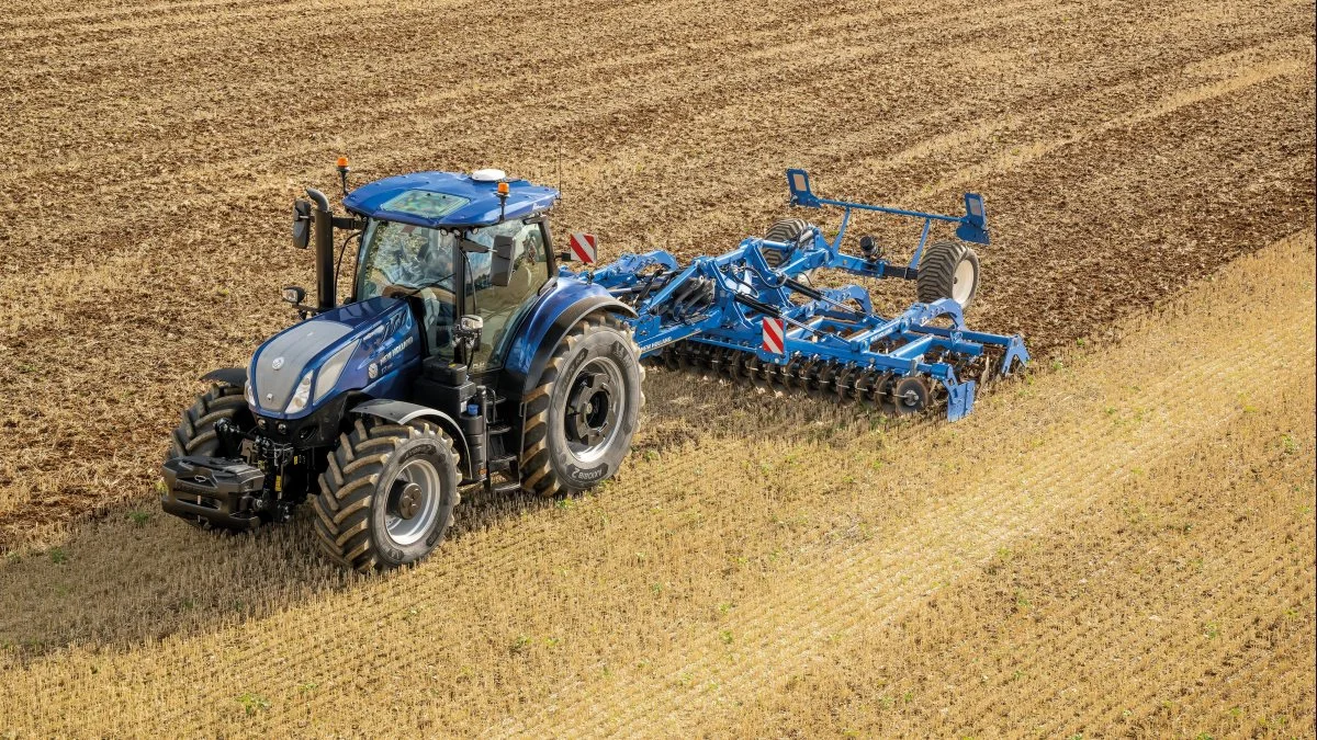 Den store New Holland T7-traktorserie har fået en ny model med lang akselafstand. Modelbetegnelsen på den nye traktor er T7.300, og udover lang akselafstand har traktoren PLM-Intelligence. T7.300 er en kraftfuld traktor i effektklassen 300 hk, der er velegnet til PTO-arbejde og transportopgaver, og traktoren er udstyret med en FPT Industrial NEF-6 motor, der er blevet forbedret med en lang række funktioner, blandt andet en opdateret Autocommand-transmission. Pressefoto