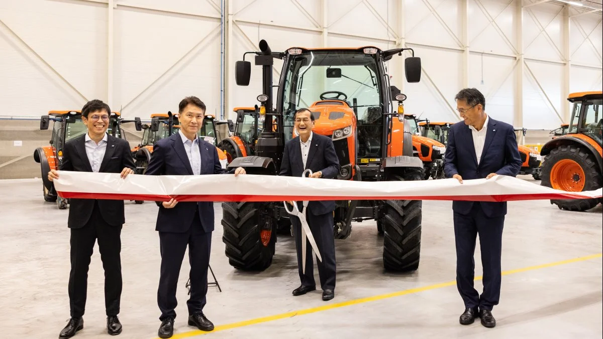 Kubota indvier nyt distributionscenter i Holland. Fra venstre er det: Shinichi Yamada, president European TBU, Dai Watanabe, director og CEO Kubota Corporation, Yuichi Kitao, præsident og repræsentativ direktør Kubota Corporation og Yasukazu Kamada, der er præsident for Kubota Holding Europe. Pressefoto