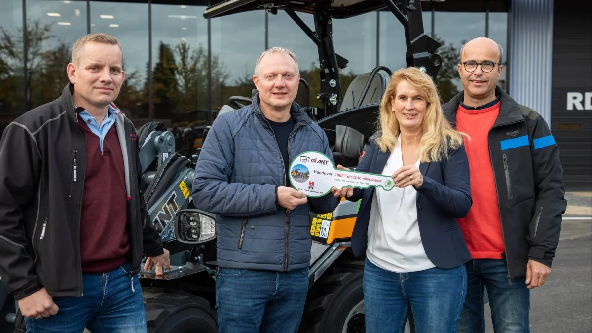 Fra venstre er det ejer og ansvarlig for Giant-minilæssere, Christian Petersen, Willi Jønsson, ejer og purchasing manager, begge fra Brdr. Holst Sørensen A/S, Caroline Brock og Toine Brock, CEO og ejer af Tobroco-Giant, Holland. Pressefoto