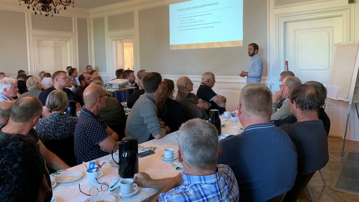 På orienteringsmødet først på sommeren holdt Kasper Jeppesen fra Tybjerggaard et indlæg om planerne om et biogasanlæg. Nu er projektet kommet et skridt nærmere. Foto: Jesper Hallgren