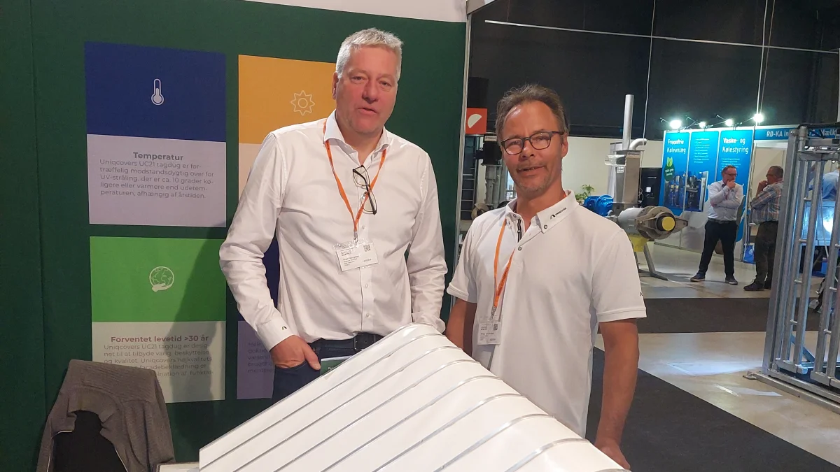 Birger Borngräber (til venstre) og Michael Bryrup, indkøbschef – begge hos Uniqcover, med en model af tekstildug-overdækningen som de viste på NutriFair-messen i Fredericia tidligere på året. Arkivfoto: John Ankersen