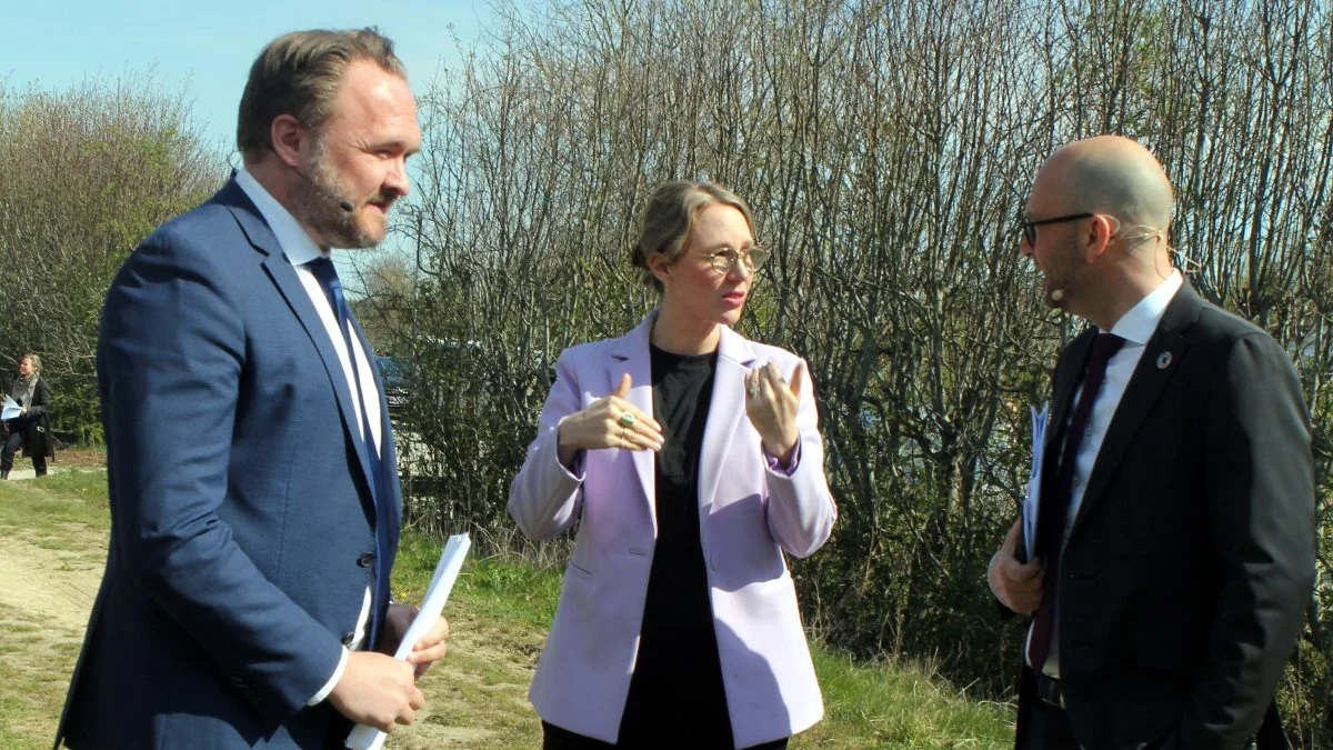 Det var på et møde i Tåstrup den 28 april i 2021, at regeringens landbrugsudspil på klima- og miljøområdet blev præsenteret, men allerede nu er regeringen klar til at stramme klimakravene yderligere. Fra mødet i 2021 ses Dan Jørgensen, Lea Wermelin og Rasmus Prehn. Arkivfoto: Lasse Ege Pedersen