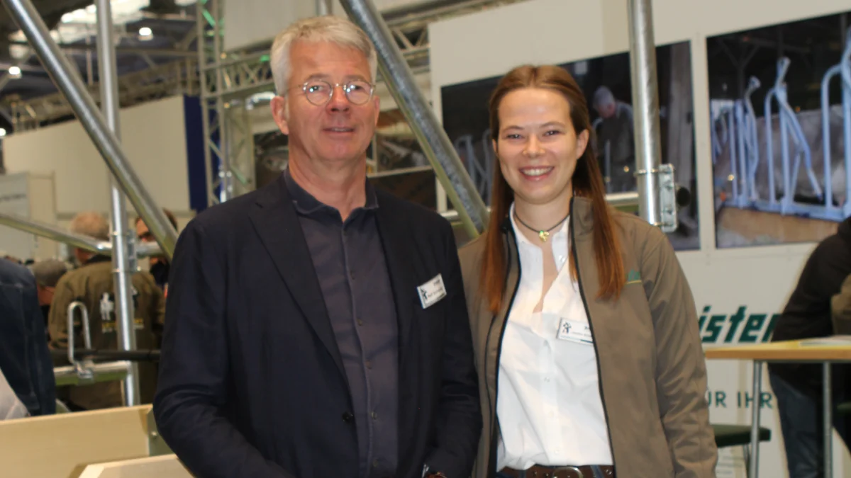 Den tyske familievirksomhed Wilhelm Kristen GmbH, her repræsenteret ved Ralf og Leandra Schreyögg, kunne torsdag på EuroTier tage imod prisen »agrifuture concept winner«, som tildeles et koncept, der vurderes at få stor betydning for fremtidens landbrug. Foto: Line Brusgaard